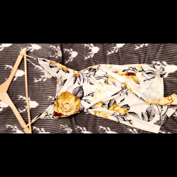 White Dress With Yellow Flowers 🌼 - Picture 1 of 3